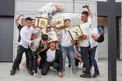 April Invader photography stud - 派對