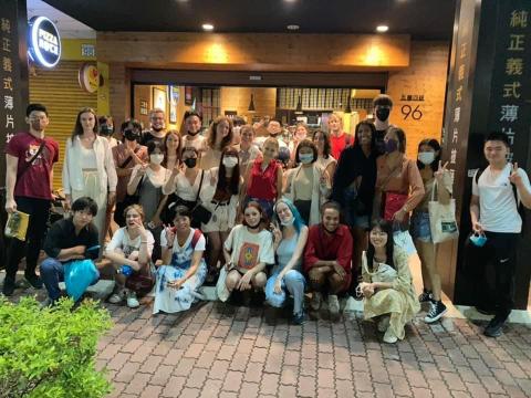 Phoebe✨ - 參與國立中山大學學伴計畫，與來台之外國交換學生交流及協助交換生適應台灣生活～（我是第二排左四戴白色口罩）