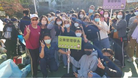 Phoebe✨ - 於大學期間擔任班代，積極參與系上活動，不斷精進學習