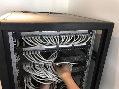 春秋資訊股份有限公司 - 機房維運&問題處理。