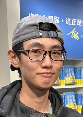 提供睫毛夾用法服務的專家陳彥瑋