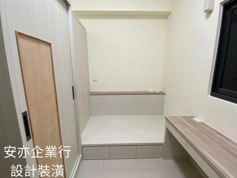 安亦企業行（室內空間設計／裝潢） - 屏東華廈?輕裝潢✨️充分運用空間內的每一坪。✨️
✴️[客廳區域設計]：依屋主需求空間上應用，以格柵去區分客廳跟廚房，廚具上方增加櫃體收納。
#格柵以實木條收邊
✅[️臥房規劃]：️依照屋主使用習慣、房內廊道動線，利用空間上應用整合規劃設計專屬區域，於私領域中有更細膩的生活＆睡眠品質。
?️臥榻設計：增加抽屜的收納空間，整合床頭櫃延伸出輕量的閱讀辦公桌。
?️衣櫥＆臥榻：一體設計。
#房間3坪