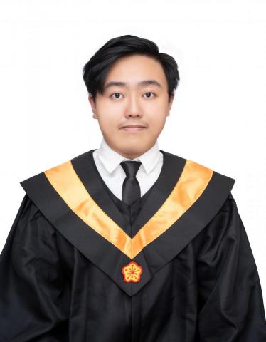 詹壽恩 - 學士服