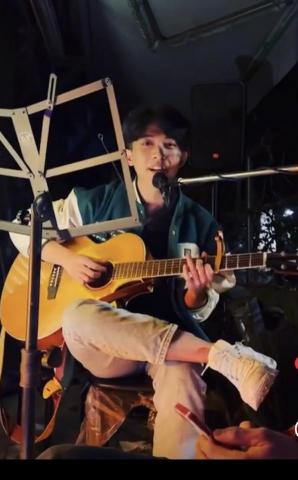 eli - 在酒吧駐唱的照片 氣氛很好