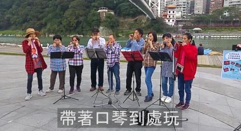 藍波口琴教室 - 新店碧潭表演, 口琴隨身攜帶到處玩