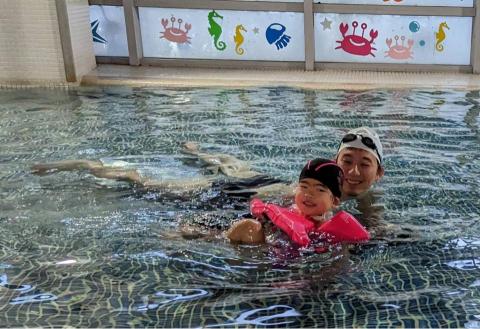 鄭崴 - 原本不敢在水中悶氣的孩子,在遊戲的過程中學會如何將頭埋入水中,我們也一起發展出許多在水中遊玩與練習的方法 鄭崴 - 原本不敢在水中悶氣的孩子,在遊戲的過程中學會如何將頭埋入水中,我們也一起發展出許多在水中遊玩與練習的方法