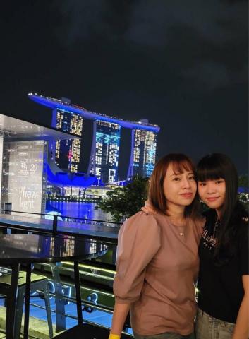 陳香霖（英文國文社會伴讀） - 我（右一）和我的母親合照