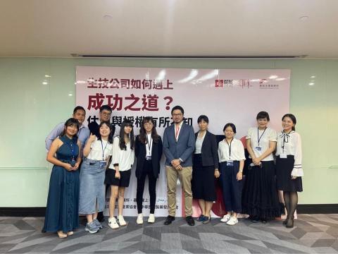 陳香霖（英文國文社會伴讀） - （左三白衣黑褲）暑假在外商生技公司基因研究院線上擔任工讀生，此為我和同事在南港展覽館籌備活動