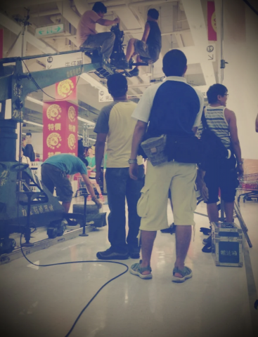 反應公司 - 拍商場。