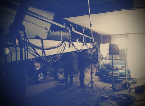 反應公司 - 拍汽車。