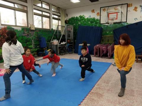 蒨蒨 - 帶領偏鄉兒童舞蹈課程