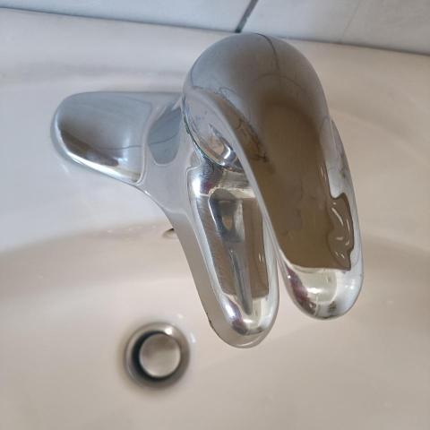 提供手機維修大里服務的專家林雅芳