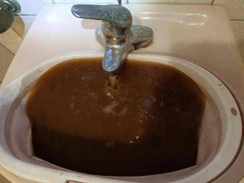 樂倍潔-專業冷氣,洗衣機,水管,水塔,抽油煙機清洗 - 水管清洗中的髒水 樂倍潔-專業冷氣,洗衣機,水管,水塔,抽油煙機清洗 - 水管清洗中的髒水