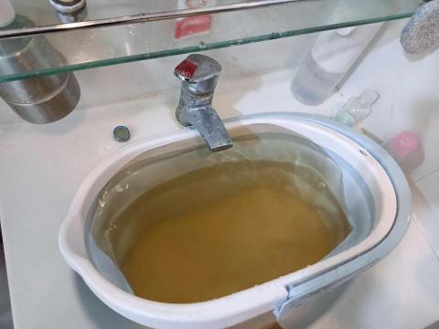 樂倍潔-專業冷氣,洗衣機,水管,水塔,抽油煙機清洗 - 水管清洗中的髒水 樂倍潔-專業冷氣,洗衣機,水管,水塔,抽油煙機清洗 - 水管清洗中的髒水