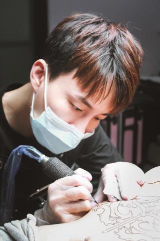 林靖芸 - 職人工作紀錄_刺青師 
作品連結 https://instagram.com/nabi_0226