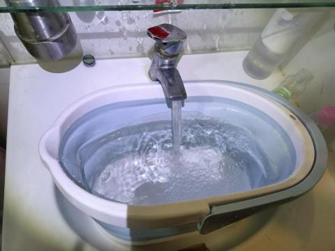 樂倍潔-專業冷氣,洗衣機,水管,水塔,抽油煙機清洗 - 水管清洗後的清水 樂倍潔-專業冷氣,洗衣機,水管,水塔,抽油煙機清洗 - 水管清洗後的清水