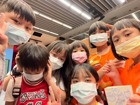 涂芯慈 -  暑假參加營隊與小朋友們的合照