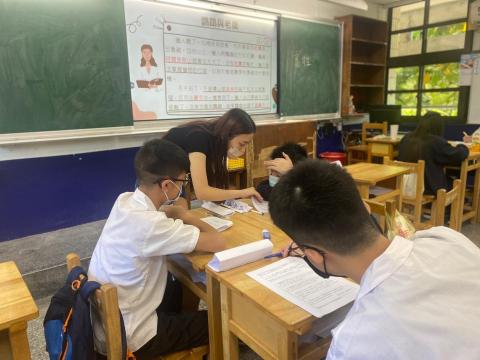 陳盈蓁 - 國中暑輔課程教學