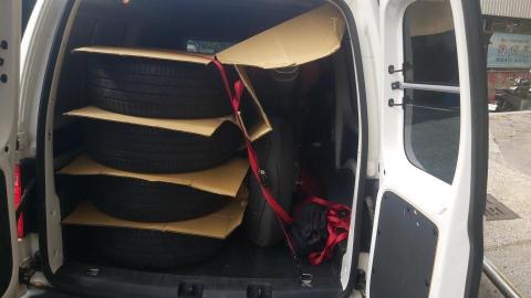 小柏一人託運 - 汽車輪框含胎，予以保護加固定