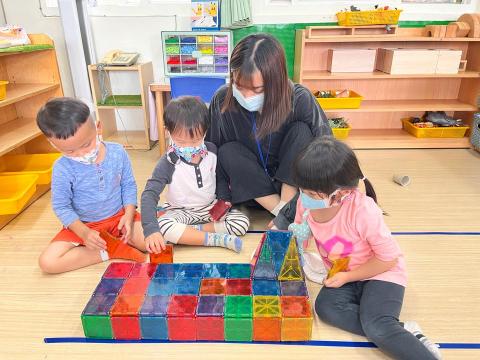 涂芯慈 - 在內壢附幼混合班進行見習