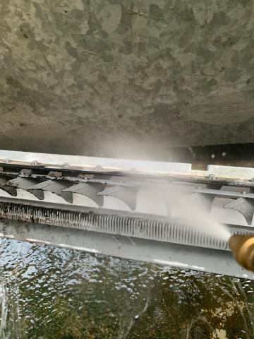 成緯空調有限公司 - 冷氣保養清洗中