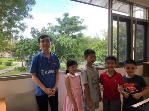 James music - 我的4位學生 左到右依序為
2年級  4年級 3年級 5年級