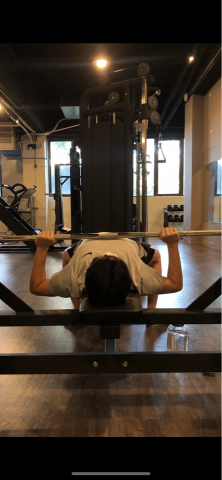 張育嘉 - 槓鈴臥推（年齡：21）