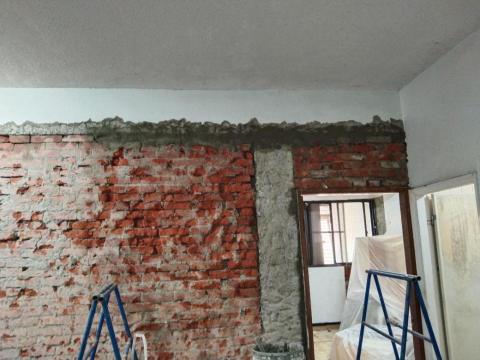 助助工程 - 補強工程(因磚牆壁上方以經沒有跟上橫樑下方附著,因此進行黏貼補強網,增加附著力) 助助工程 - 補強工程(因磚牆壁上方以經沒有跟上橫樑下方附著,因此進行黏貼補強網,增加附著力)