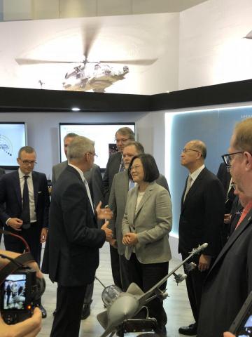 Aizen 中英翻譯 - 參與台北國際航太暨國防工業展開幕典禮,遇見美國國防承包商洛克希德馬丁代表為總統介紹國防裝備 (本人拍攝) Aizen 中英翻譯 - 參與台北國際航太暨國防工業展開幕典禮,遇見美國國防承包商洛克希德馬丁代表為總統介紹國防裝備 (本人拍攝)