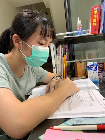 張詠晸 - 家教學生認真學習的樣子。