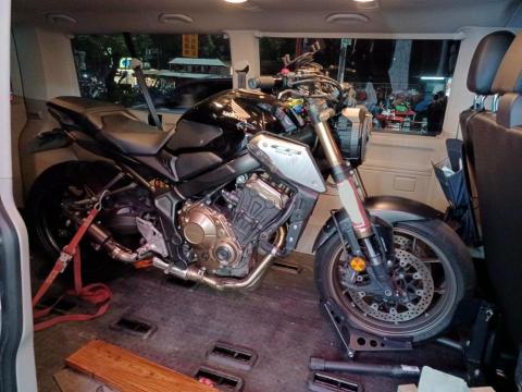 大型重機托運夜間道路救援 - 載運換檔撥插壞掉，無法發動的cb650