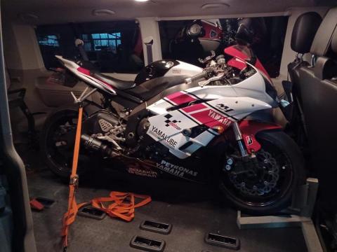 大型重機托運夜間道路救援 - 到山上載運電腦問題無法發動的r6