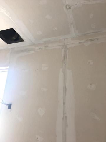 吳先生 油漆師傅 - 裝潢後釘子孔及縫隙AB膠添補後批土。