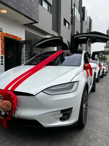 張教練 特斯拉專業接送 - 特斯拉 專業禮車團隊