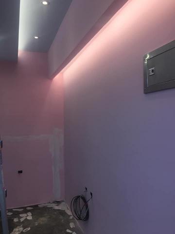 吳先生 油漆師傅 - 卡拉ok隔間裝潢批土後粉刷。