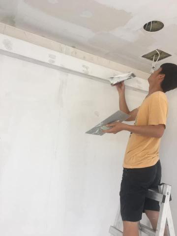 吳先生 油漆師傅 - 卡拉ok隔間批土。