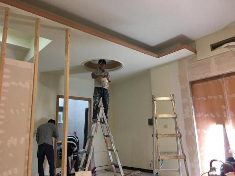 吳先生 油漆師傅 - 裝潢後批土粉刷。