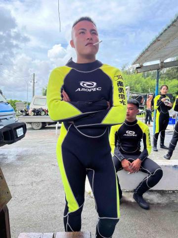 提供100元剪髮家樂福服務的專家蔡鴻文