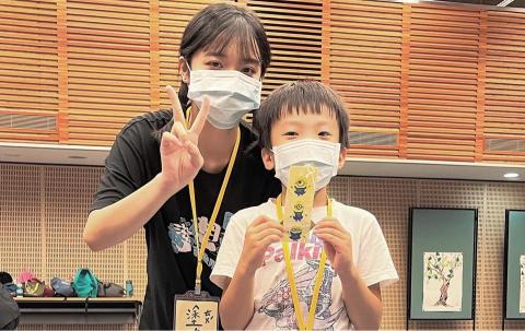 涂芯慈 - 署期營隊與基金會小朋友的合照