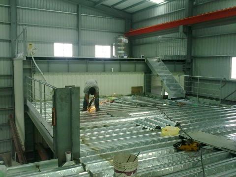 ~錸順金屬工程~鋼構屋頂烤漆板鐵棟鐵工廠 - 