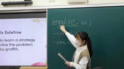Sharon 小圓老師 - 單字教學時，搭配講解字根概念，協助學生記憶相關單字