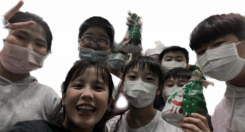 劉亭妤 - 聖誕節發禮物～
節慶氣氛❤️