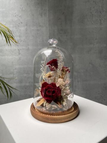 植感物語 - 許多人看到這個作品,馬上聯想到「美女與野獸」或「小王子」;的確,玻璃鐘罩花給人一種清新脫俗、遠離塵囂的美感,彷彿遺世獨立的小宇宙。這款作品以紅色和金色為主,花材包括玫瑰、繡球、迷你滿天星、斯托貝、竹葉、蓬萊松、染金黃連木、蘆葦、絨球花、佛光樹等等,讓鐘罩花一貫的浪漫氣質中,增添了熱鬧喜慶的元素。尺寸和色調可依客需求訂製。 植感物語 - 許多人看到這個作品,馬上聯想到「美女與野獸」或「小王子」;的確,玻璃鐘罩花給人一種清新脫俗、遠離塵囂的美感,彷彿遺世獨立的小宇宙。這款作品以紅色和金色為主,花材包括玫瑰、繡球、迷你滿天星、斯托貝、竹葉、蓬萊松、染金黃連木、蘆葦、絨球花、佛光樹等等,讓鐘罩花一貫的浪漫氣質中,增添了熱鬧喜慶的元素。尺寸和色調可依客需求訂製。