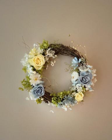 植感物語 - 揮別熱鬧擁擠的印象,此款花圈特意留下空白,予人一種得以呼吸的空間感;搭配淡雅的顏色,為炎熱夏天帶來清爽的視覺。本作品的花材包括繡球、玫瑰、百日草、東方黑種草、絨球花、茴香、木片花、索拉花、臨花、迷你滿天星、青蒿草、尤加利果、法國白梅….等等,非幾何地穿插在窗景內外,細看即得領悟何謂「魔鬼藏在細節裡」。 植感物語 - 揮別熱鬧擁擠的印象,此款花圈特意留下空白,予人一種得以呼吸的空間感;搭配淡雅的顏色,為炎熱夏天帶來清爽的視覺。本作品的花材包括繡球、玫瑰、百日草、東方黑種草、絨球花、茴香、木片花、索拉花、臨花、迷你滿天星、青蒿草、尤加利果、法國白梅….等等,非幾何地穿插在窗景內外,細看即得領悟何謂「魔鬼藏在細節裡」。