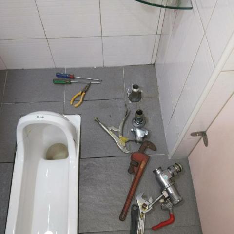 李世欽(豪麟工程)(免開挖、免打鑿地磚牆壁,當日可修 - 台南千坪航電大廠女廁蹲式馬桶的進水頭部份進行拆除圖片(配合上圖),發現地下級配層6分石跑進給水管照片。意味著地底下嚴重(管脫)!!! 李世欽(豪麟工程)(免開挖、免打鑿地磚牆壁,當日可修 - 台南千坪航電大廠女廁蹲式馬桶的進水頭部份進行拆除圖片(配合上圖),發現地下級配層6分石跑進給水管照片。意味著地底下嚴重(管脫)!!!