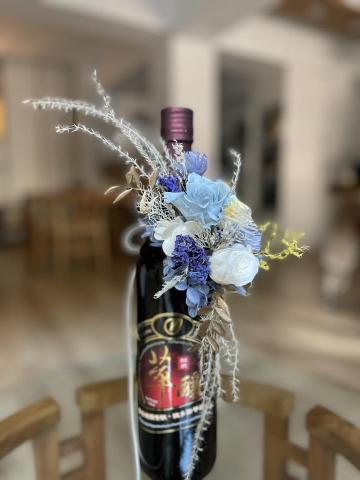 植感物語 - 來往頻仍的送禮時節,多用一點心,就能讓對方感受自己的誠意。這款不凋花花飾,以玫瑰和旱雪蓮,搭配羽毛草、芒草、白芒萁、卡斯比亞、、乾燥飛燕草、木片小雛菊、不凋繡球、不凋車輪草、山藥藤、噴金黃蓮木…等花材,予人浪漫飄逸的美感,搭配真皮紮綁的蝴蝶結,為酒瓶禮增加不少質感。包括紅白酒、高梁、酵素和養生醋等瓶裝禮都適合使用,也可以黏在盒裝禮上,為您的心意起倍數加分效果。(本商品不包括瓶裝禮,顏色可依需求客製 植感物語 - 來往頻仍的送禮時節,多用一點心,就能讓對方感受自己的誠意。這款不凋花花飾,以玫瑰和旱雪蓮,搭配羽毛草、芒草、白芒萁、卡斯比亞、、乾燥飛燕草、木片小雛菊、不凋繡球、不凋車輪草、山藥藤、噴金黃蓮木…等花材,予人浪漫飄逸的美感,搭配真皮紮綁的蝴蝶結,為酒瓶禮增加不少質感。包括紅白酒、高梁、酵素和養生醋等瓶裝禮都適合使用,也可以黏在盒裝禮上,為您的心意起倍數加分效果。(本商品不包括瓶裝禮,顏色可依需求客製