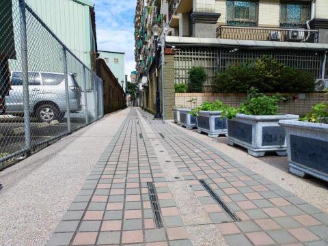 Elaine - 社區外面的散步步道