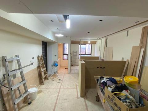 職男油漆工程 - 施工前 平釘天花板 牆面批土 牆面跳色