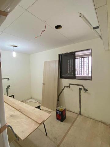 職男油漆工程 - 施工前 平釘天花板 包樑 牆面批土 跳色