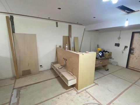 職男油漆工程 - 施工前 平釘天花板 牆面批土跳色